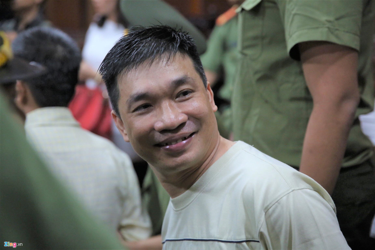 Nụ cười của Văn Kính Dương ở tòa và đứa bé không chịu gọi bố