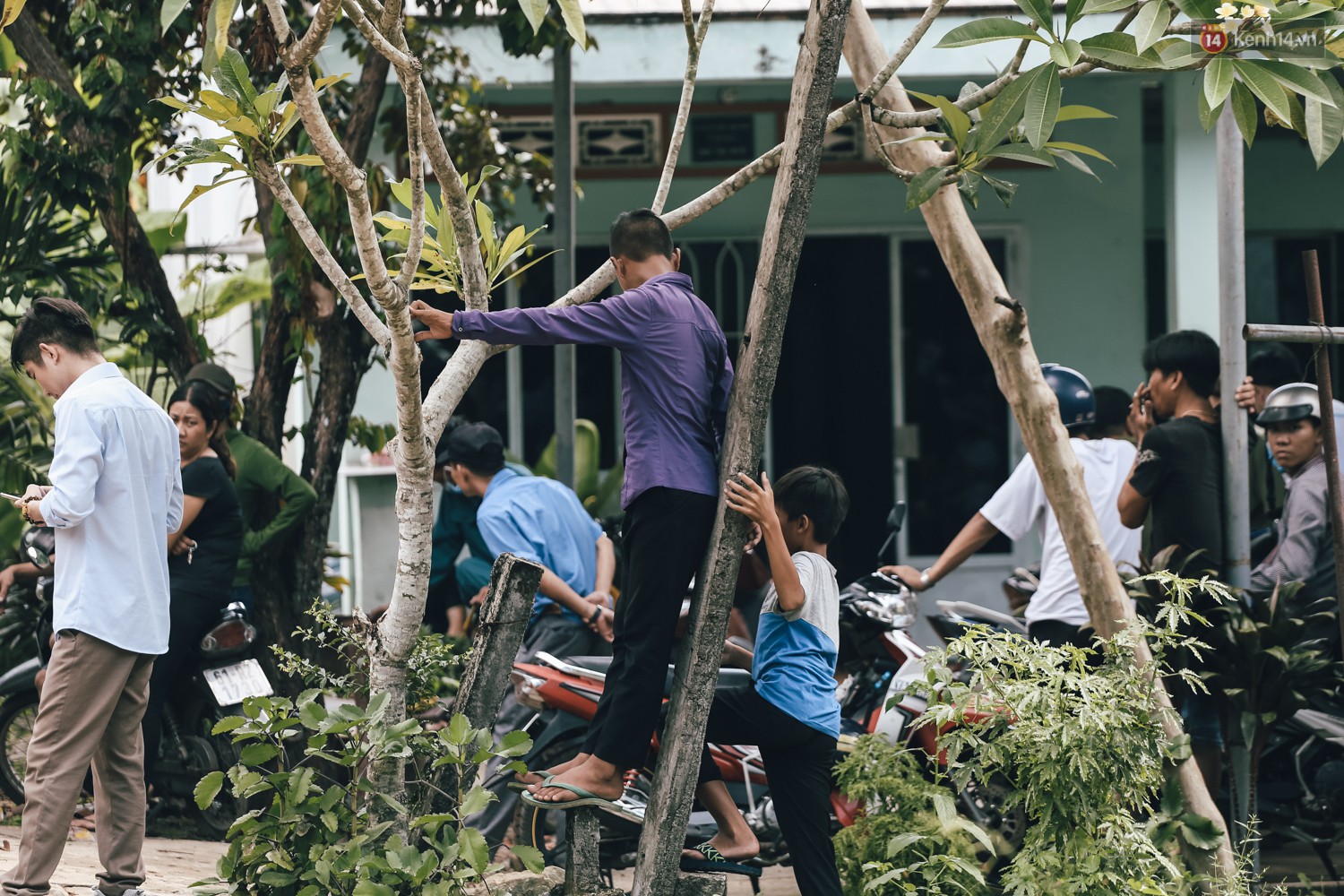 Mùi hôi nồng nặc bên trong căn nhà nơi phát hiện 2 khối bê tông chứa thi thể người ở Bình Dương