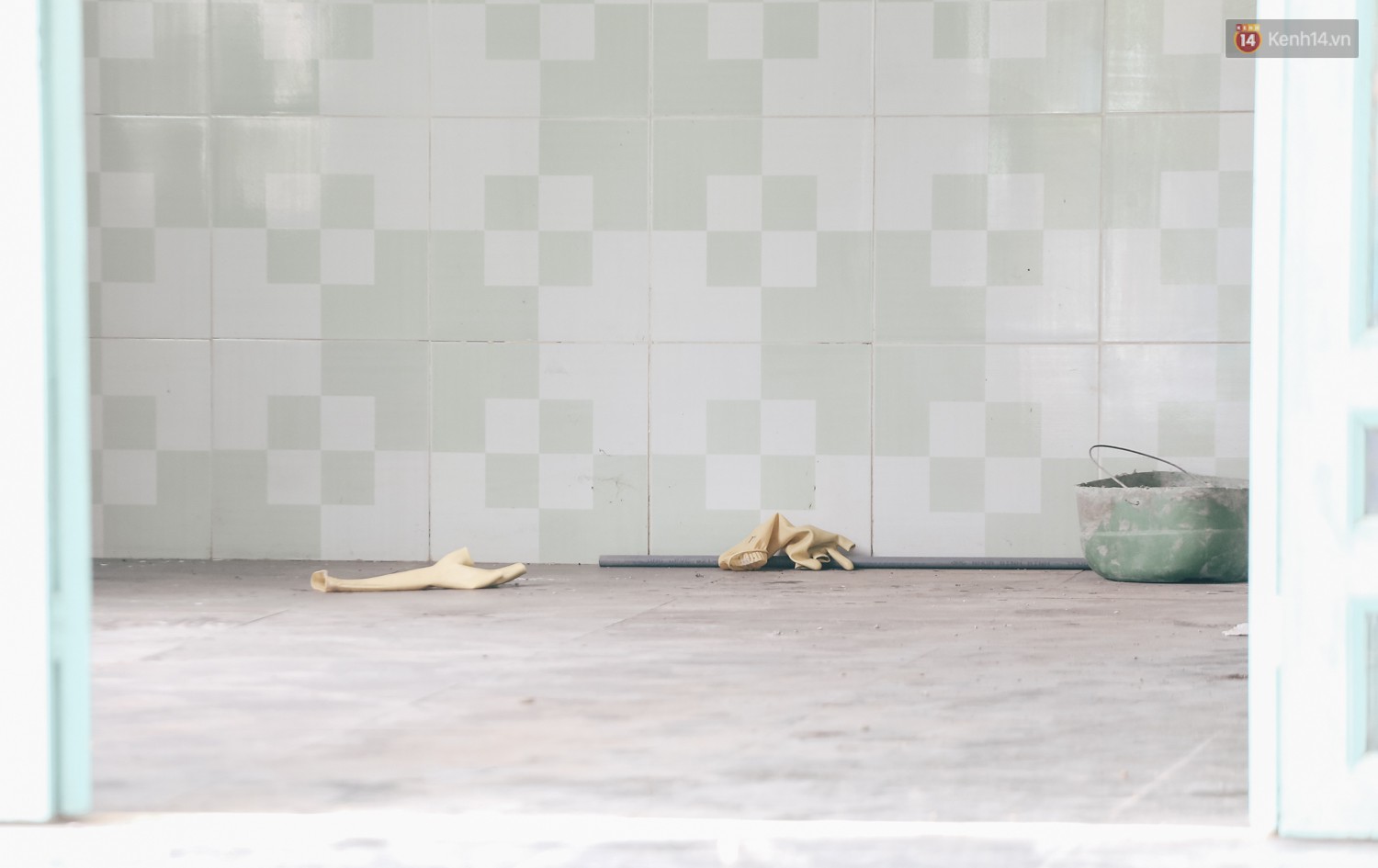 Mùi hôi nồng nặc bên trong căn nhà nơi phát hiện 2 khối bê tông chứa thi thể người ở Bình Dương