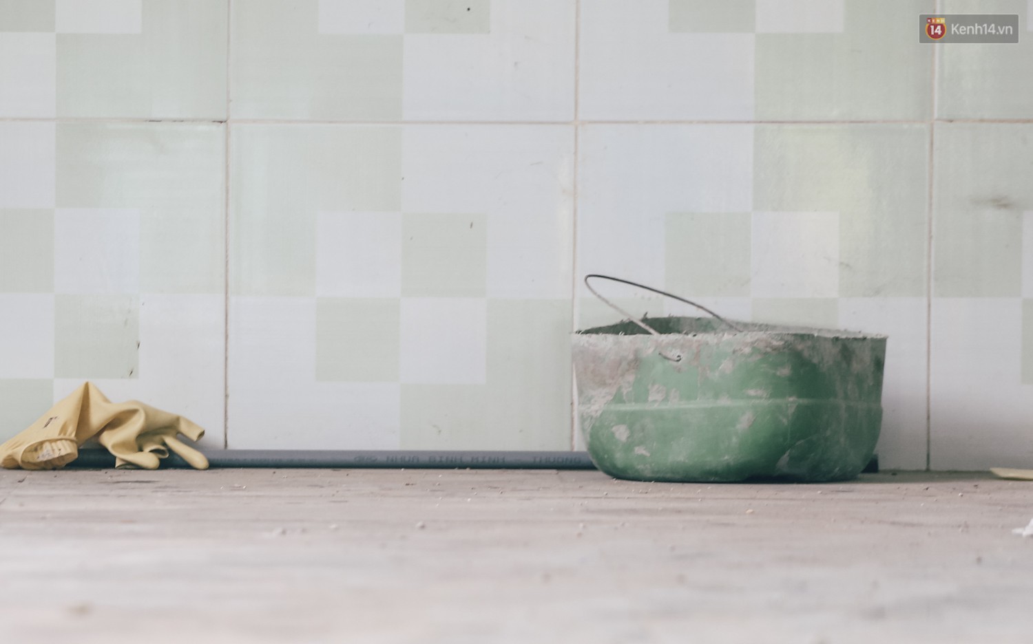 Mùi hôi nồng nặc bên trong căn nhà nơi phát hiện 2 khối bê tông chứa thi thể người ở Bình Dương