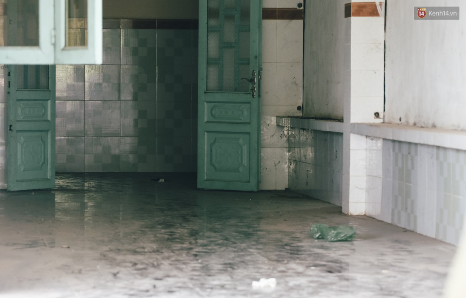 Mùi hôi nồng nặc bên trong căn nhà nơi phát hiện 2 khối bê tông chứa thi thể người ở Bình Dương