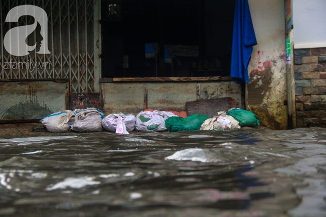 Đường Sài Gòn biến thành sông sau 30 phút mưa lớn, người té nhào, người hì hục đẩy xe chết máy