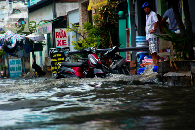Đường Sài Gòn biến thành sông sau 30 phút mưa lớn, người té nhào, người hì hục đẩy xe chết máy