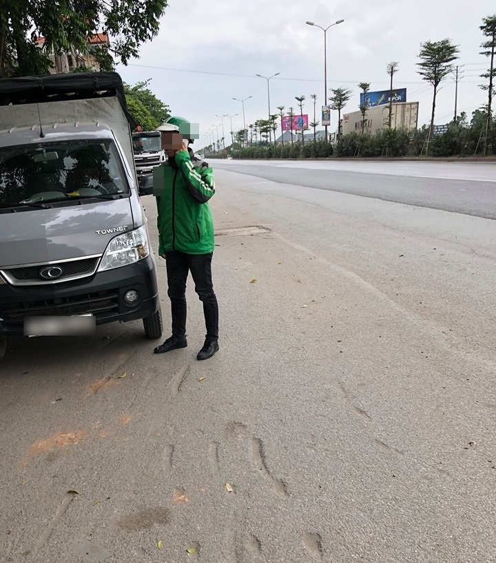 Câu chuyện lộc lá ngày nắng nóng: Đặt xe máy đi làm nhưng được ngay ô tô đến đón