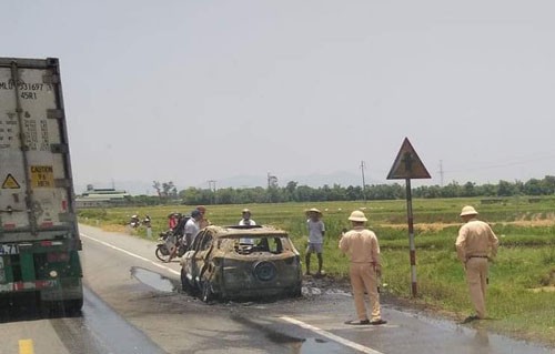 Xế hộp do 1 phụ nữ điều khiển đang chạy bỗng bốc cháy ngùn ngụt