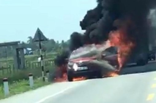 Xế hộp do 1 phụ nữ điều khiển đang chạy bỗng bốc cháy ngùn ngụt