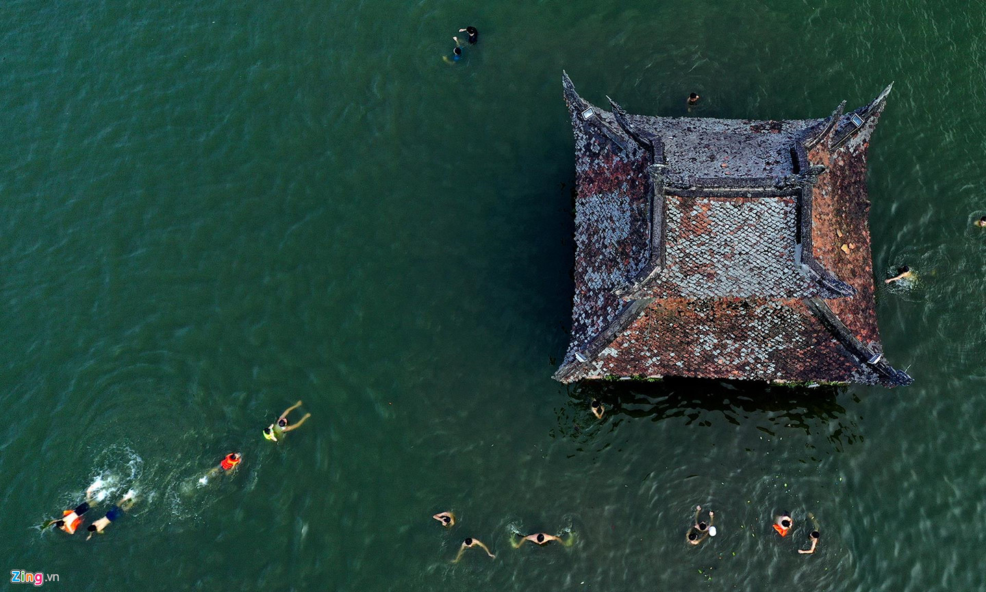 Video ảnh: Giải nhiệt ngày nắng nóng 38 độ C ở di tích quốc gia đặc biệt