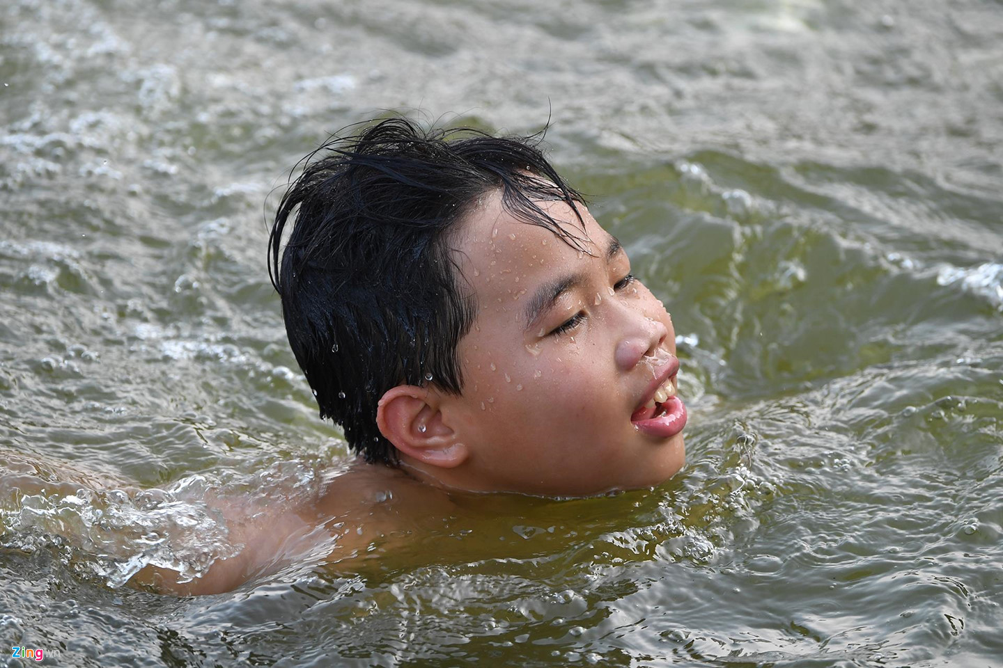 Video ảnh: Giải nhiệt ngày nắng nóng 38 độ C ở di tích quốc gia đặc biệt