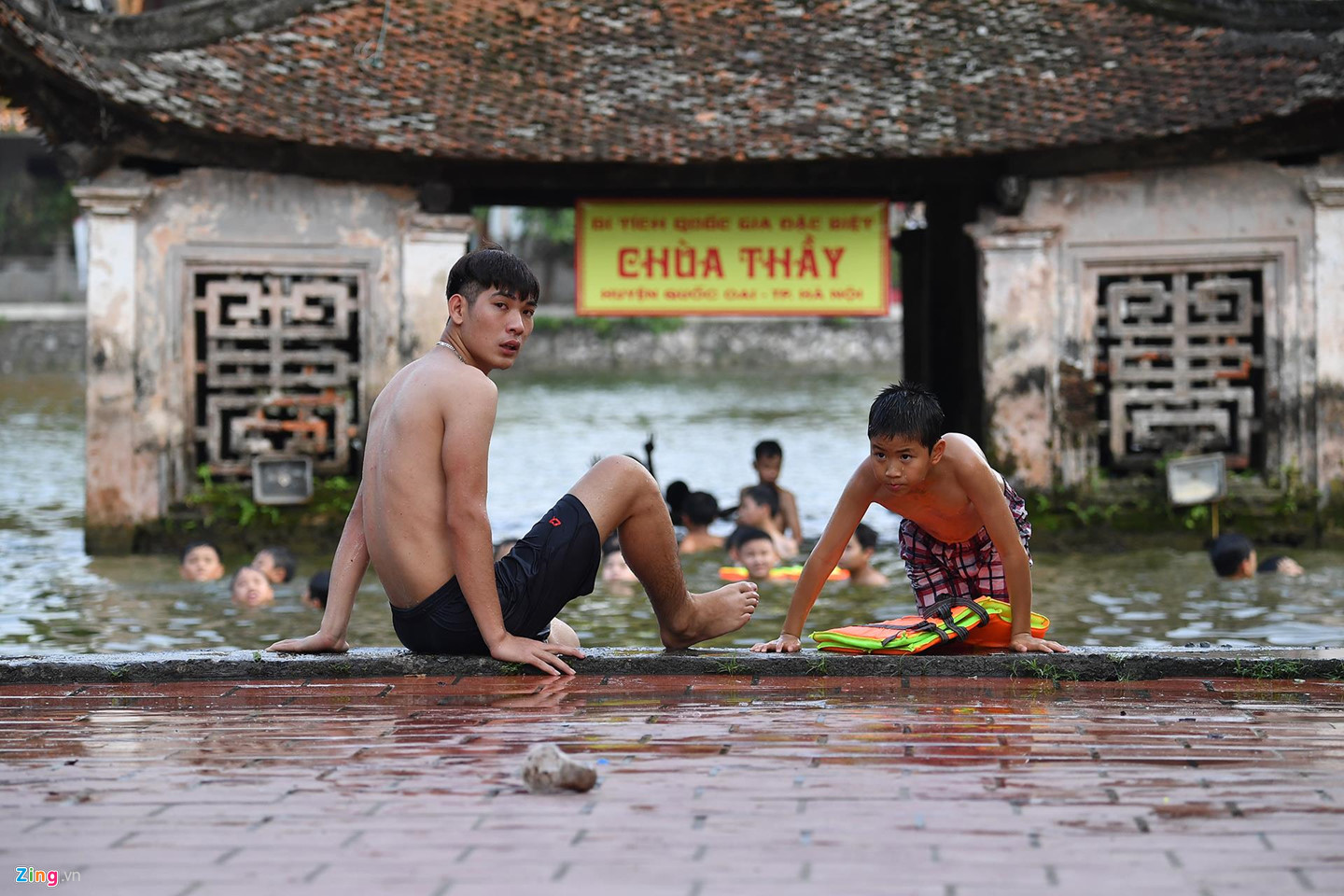 Video ảnh: Giải nhiệt ngày nắng nóng 38 độ C ở di tích quốc gia đặc biệt