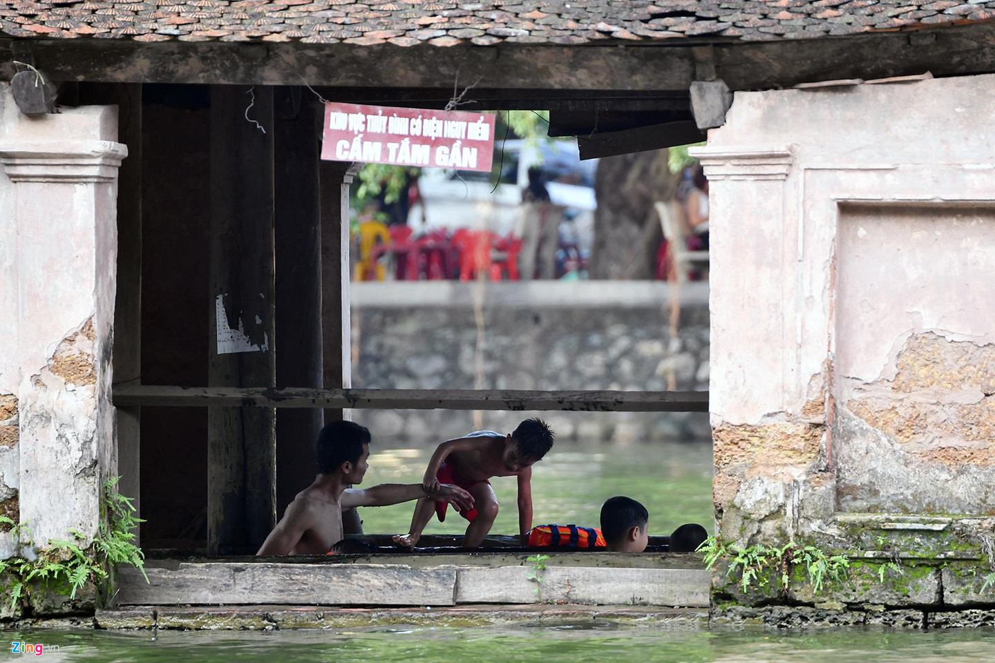 Video ảnh: Giải nhiệt ngày nắng nóng 38 độ C ở di tích quốc gia đặc biệt