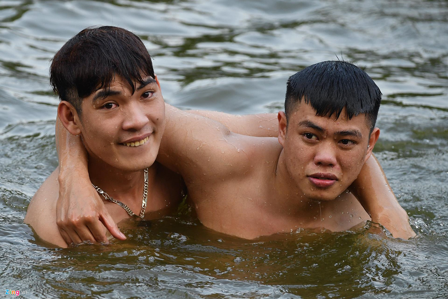 Video ảnh: Giải nhiệt ngày nắng nóng 38 độ C ở di tích quốc gia đặc biệt