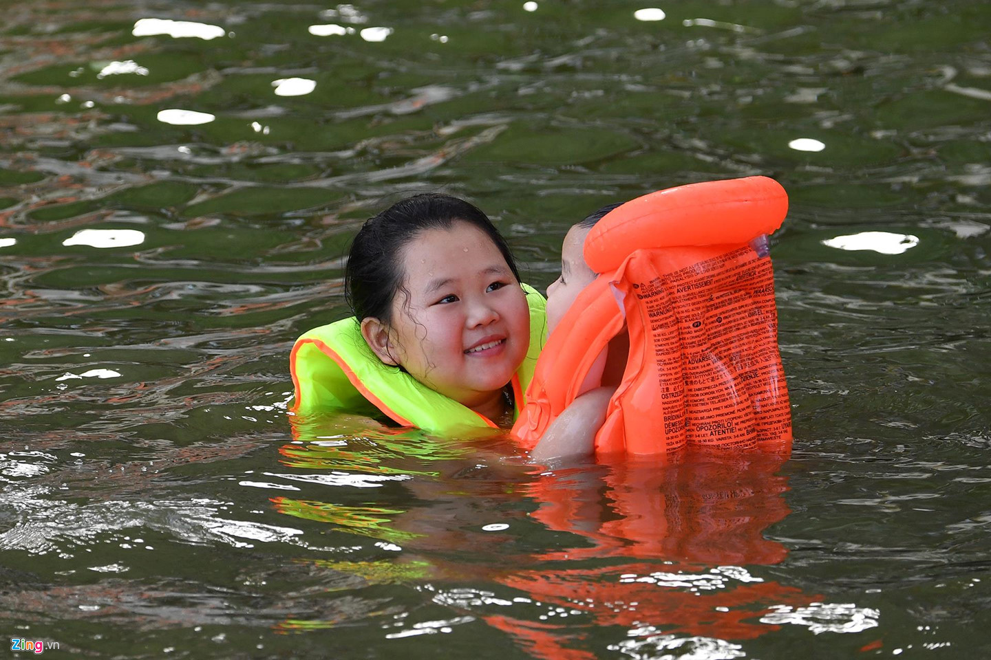 Video ảnh: Giải nhiệt ngày nắng nóng 38 độ C ở di tích quốc gia đặc biệt