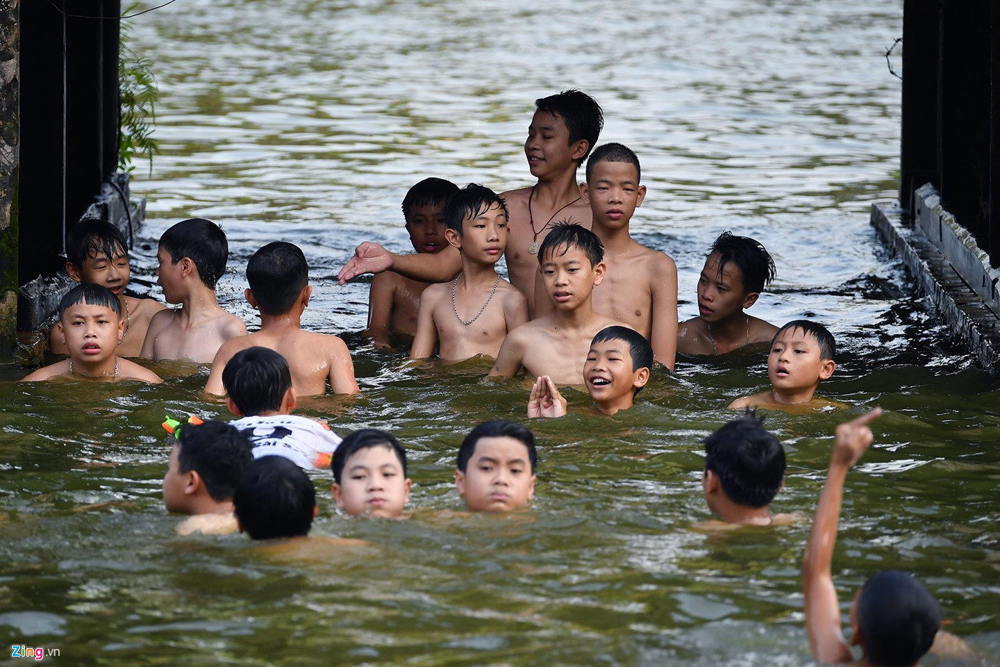 Video ảnh: Giải nhiệt ngày nắng nóng 38 độ C ở di tích quốc gia đặc biệt