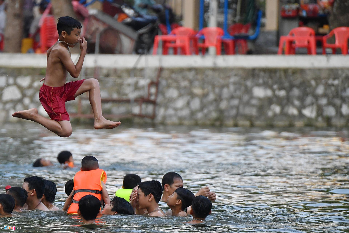 Video ảnh: Giải nhiệt ngày nắng nóng 38 độ C ở di tích quốc gia đặc biệt