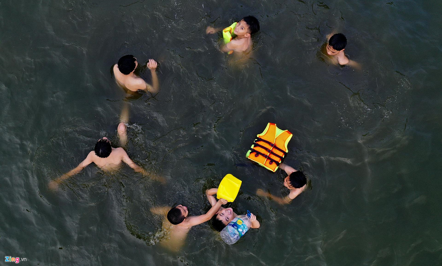 Video ảnh: Giải nhiệt ngày nắng nóng 38 độ C ở di tích quốc gia đặc biệt