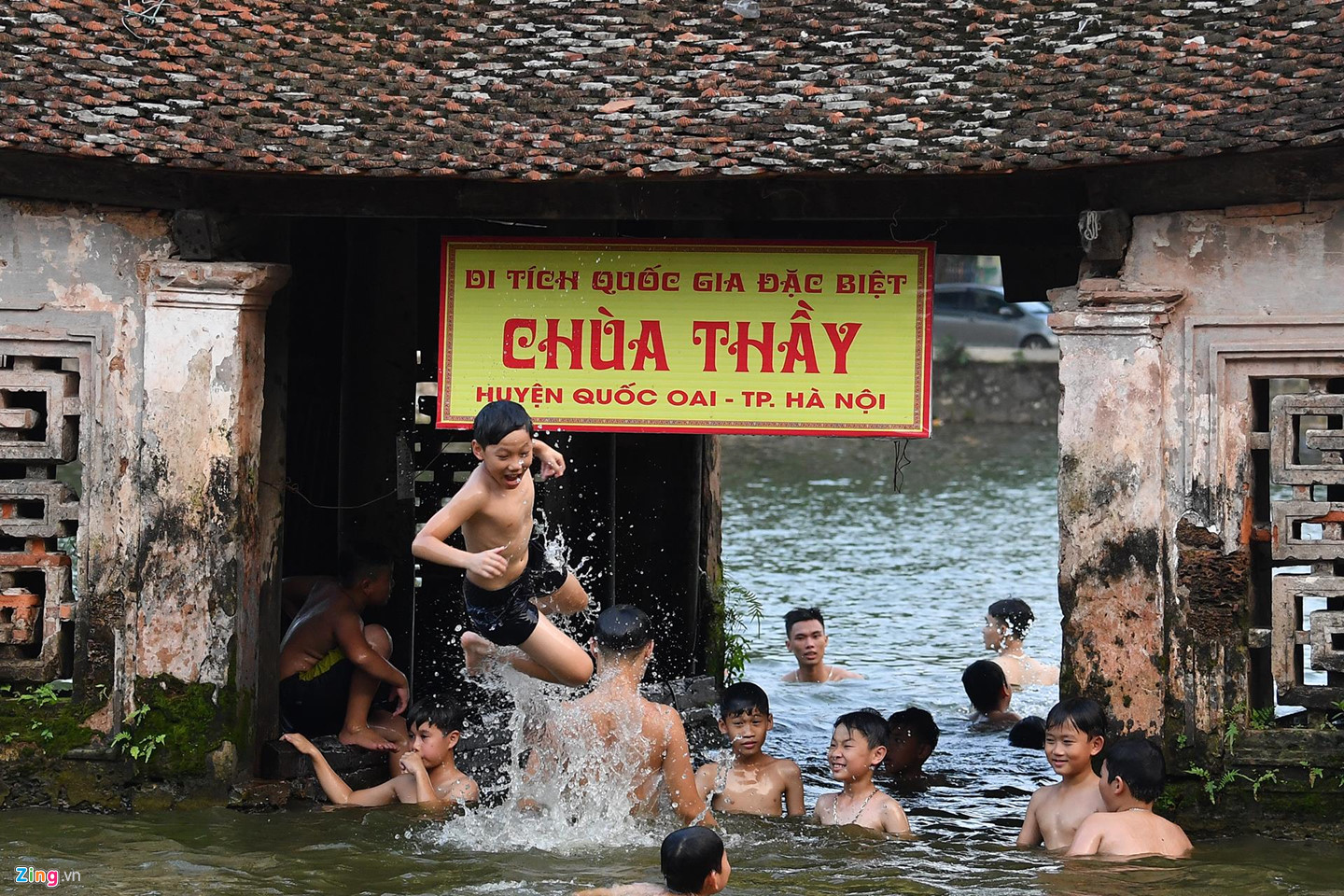 Video ảnh: Giải nhiệt ngày nắng nóng 38 độ C ở di tích quốc gia đặc biệt