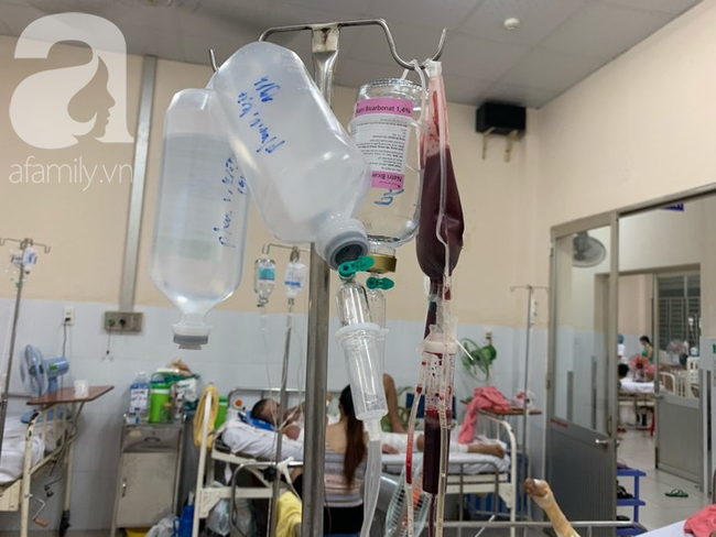 Bố dùng xăng đốt khiến mẹ biến dạng khuôn mặt, con gái 8 tuổi khóc ngất: Mẹ có xấu nhưng con vẫn nhận ra mẹ mà