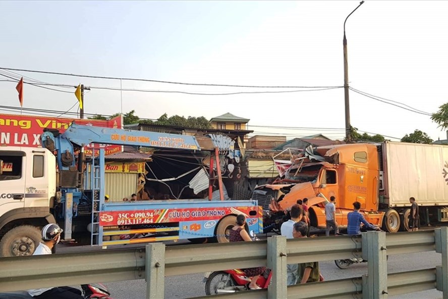 Nam Định: Xe container mất lái tông vào 4 nhà dân