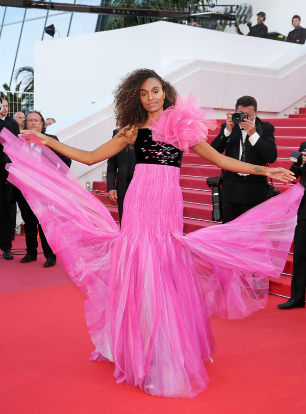 Bella Hadid diện mốt không nội y trên thảm đỏ Cannes