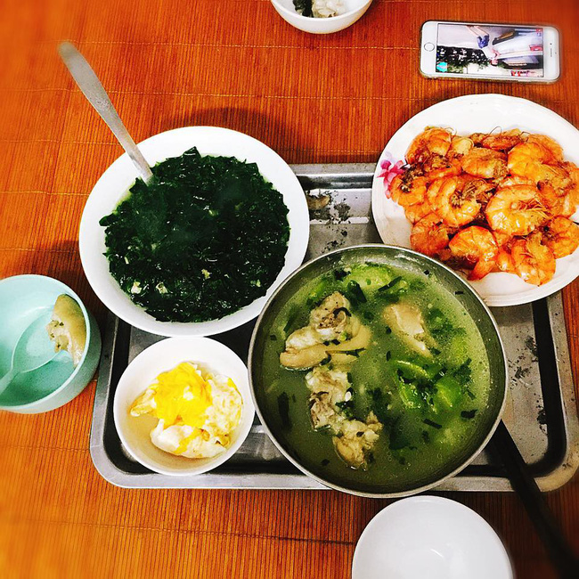 Khoe mâm cơm đầy đủ cá tôm, gái trẻ được chị em khen đảm nhưng lại thắc mắc về giá cả không hợp lý