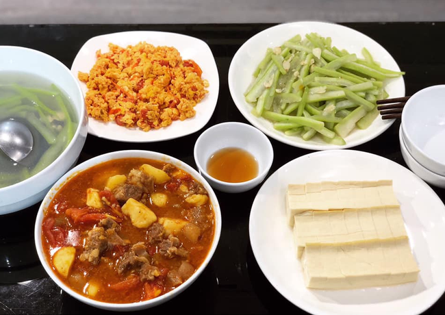 Khoe mâm cơm đầy đủ cá tôm, gái trẻ được chị em khen đảm nhưng lại thắc mắc về giá cả không hợp lý