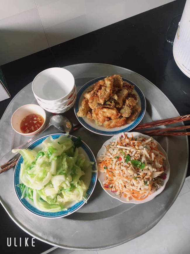 Khoe mâm cơm đầy đủ cá tôm, gái trẻ được chị em khen đảm nhưng lại thắc mắc về giá cả không hợp lý