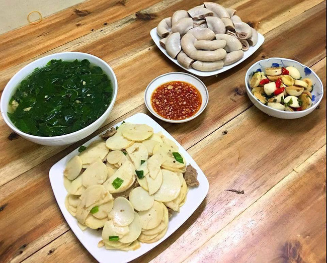 Khoe mâm cơm đầy đủ cá tôm, gái trẻ được chị em khen đảm nhưng lại thắc mắc về giá cả không hợp lý