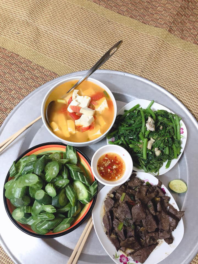 Khoe mâm cơm đầy đủ cá tôm, gái trẻ được chị em khen đảm nhưng lại thắc mắc về giá cả không hợp lý