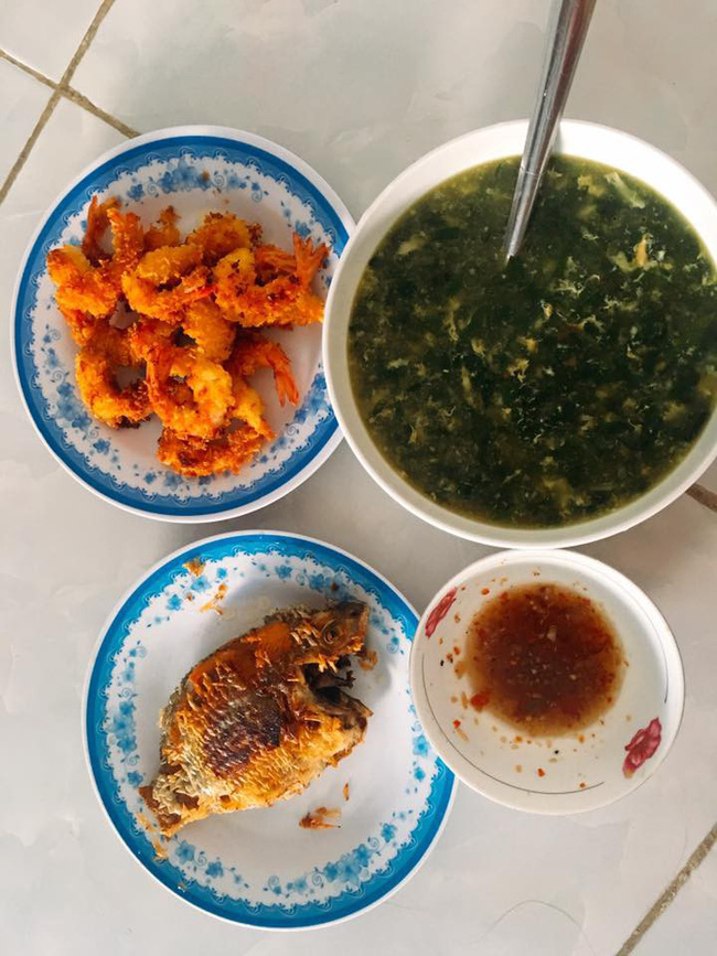 Khoe mâm cơm đầy đủ cá tôm, gái trẻ được chị em khen đảm nhưng lại thắc mắc về giá cả không hợp lý Khoe mâm cơm đầy đủ cá tôm, gái trẻ được chị em khen đảm nhưng lại thắc mắc về giá cả không hợp lý