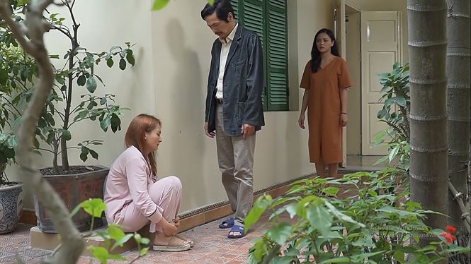 Khó hiểu với kiểu 'thực dụng' của Thư trong 'Về nhà đi con': Đưa 1000 đô thì nhẹ nhàng cầm còn trả 300 triệu lại bị đuổi cút - 2 Khó hiểu với kiểu 'thực dụng' của Thư trong 'Về nhà đi con': Đưa 1000 đô thì nhẹ nhàng cầm còn trả 300 triệu lại bị đuổi cút - 2