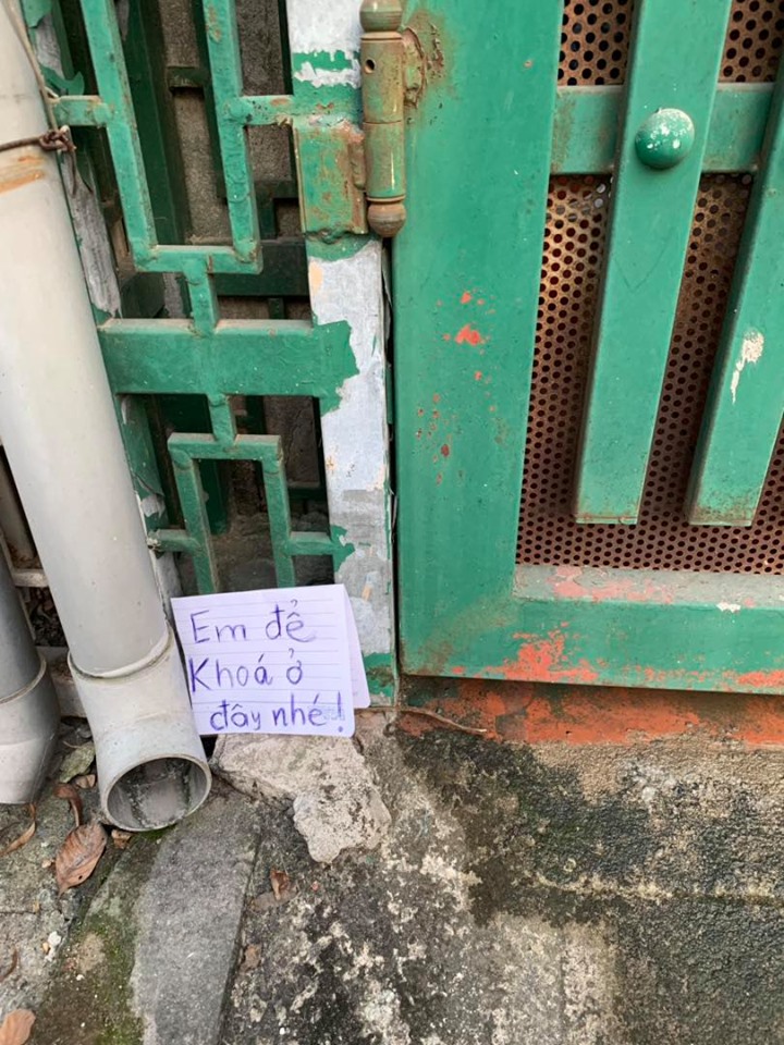 Chồng đi làm quên chìa khóa, vợ giấu hộ nhưng lại đánh dấu kiểu lạy ông tôi ở bụi này khiến cư dân mạng khóc thét