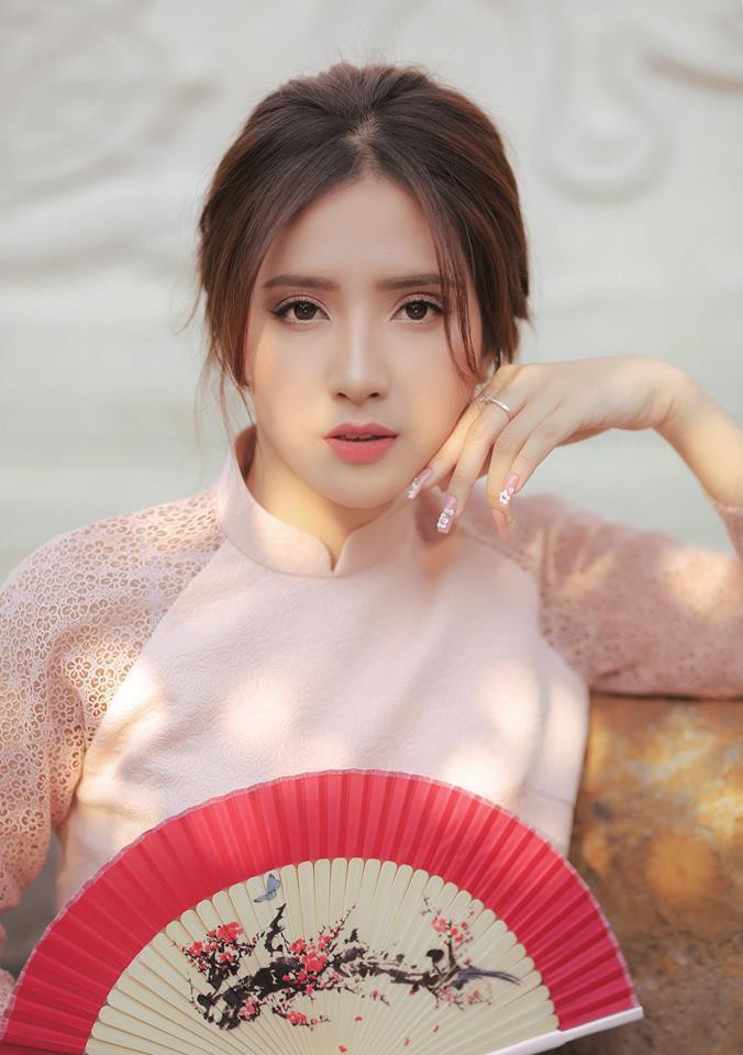 Gái xinh trường con nhà giàu ở TPHCM: Người nổi như cồn nhờ ảnh thẻ, kẻ sở hữu gương mặt mong manh như sương khói