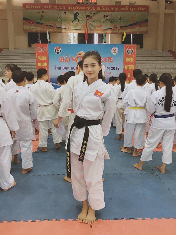 Gái xinh trường con nhà giàu ở TPHCM: Người nổi như cồn nhờ ảnh thẻ, kẻ sở hữu gương mặt mong manh như sương khói