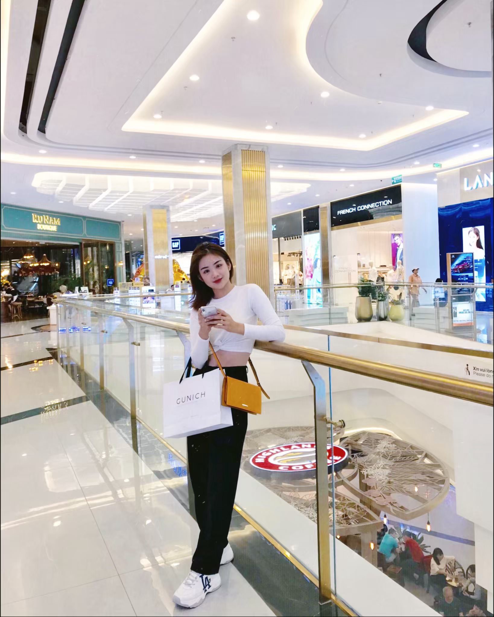 Gái xinh trường con nhà giàu ở TPHCM: Người nổi như cồn nhờ ảnh thẻ, kẻ sở hữu gương mặt mong manh như sương khói