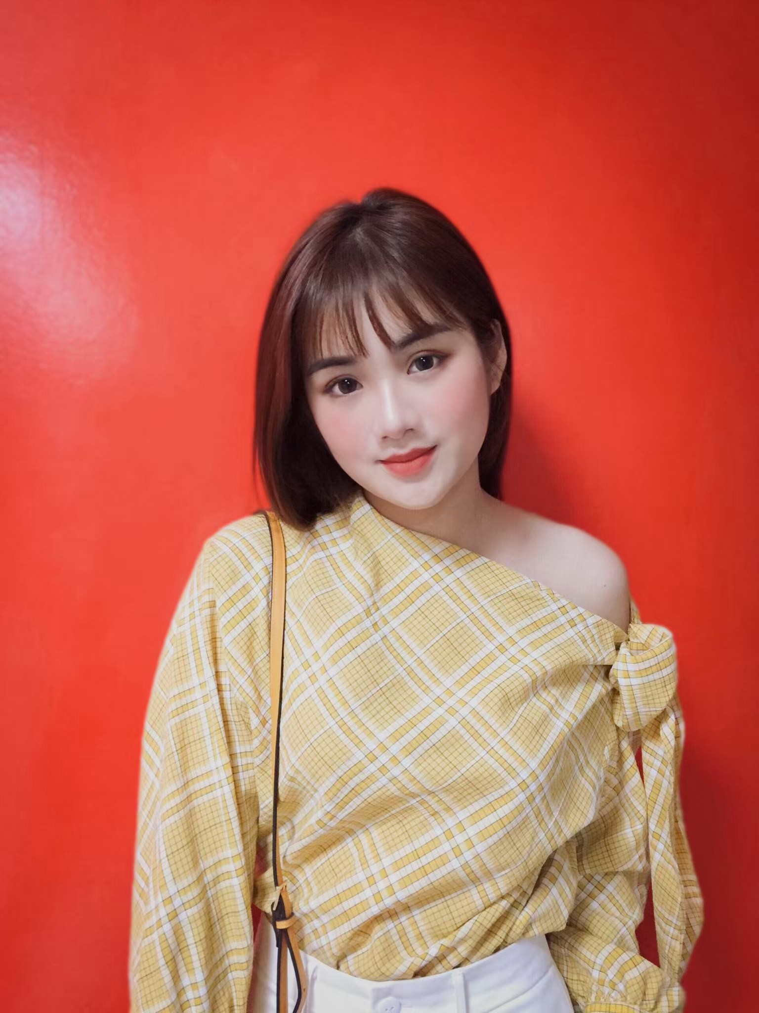 Gái xinh trường con nhà giàu ở TPHCM: Người nổi như cồn nhờ ảnh thẻ, kẻ sở hữu gương mặt mong manh như sương khói