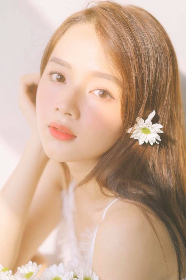 Gái xinh trường con nhà giàu ở TPHCM: Người nổi như cồn nhờ ảnh thẻ, kẻ sở hữu gương mặt mong manh như sương khói