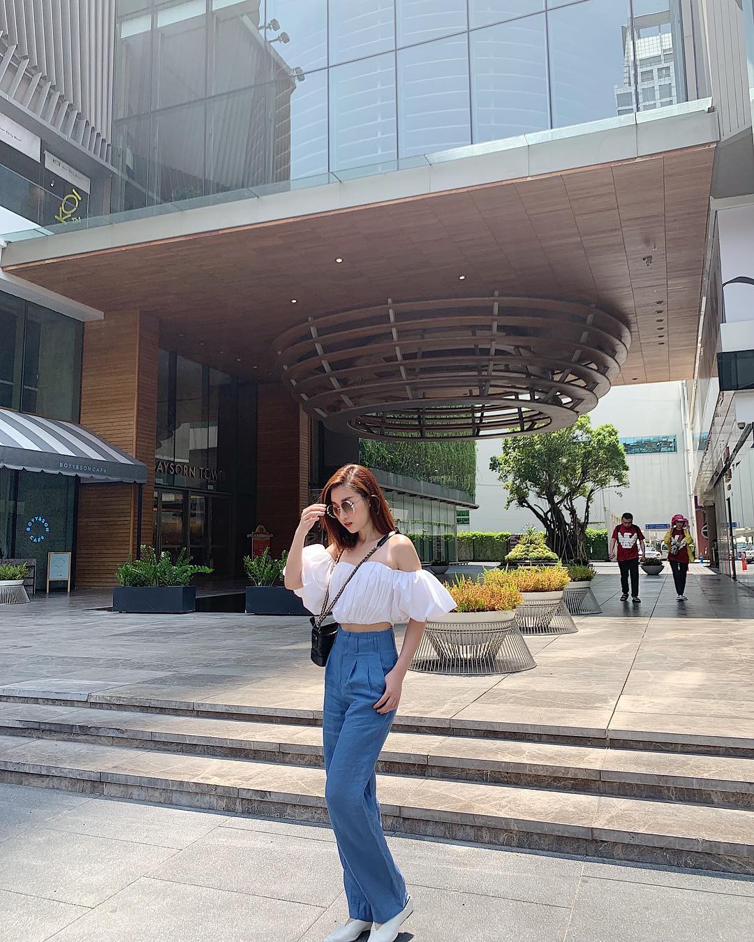 Hai cái nhất của street style tuần qua: Chi Pu khoe đường cong nữ thần, Khánh Linh lại giống bắp cải ngũ sắc