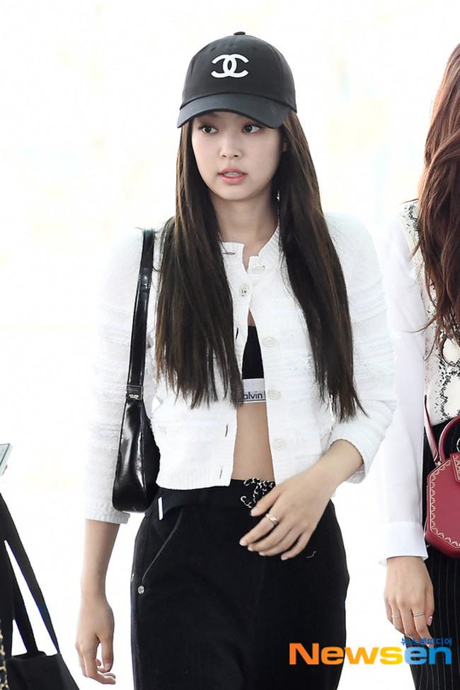 Hai cái nhất của street style tuần qua: Chi Pu khoe đường cong nữ thần, Khánh Linh lại giống bắp cải ngũ sắc