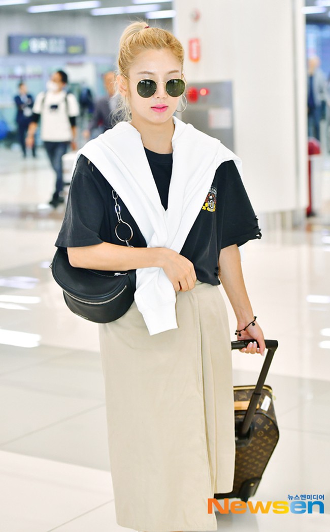 Hai cái nhất của street style tuần qua: Chi Pu khoe đường cong nữ thần, Khánh Linh lại giống bắp cải ngũ sắc