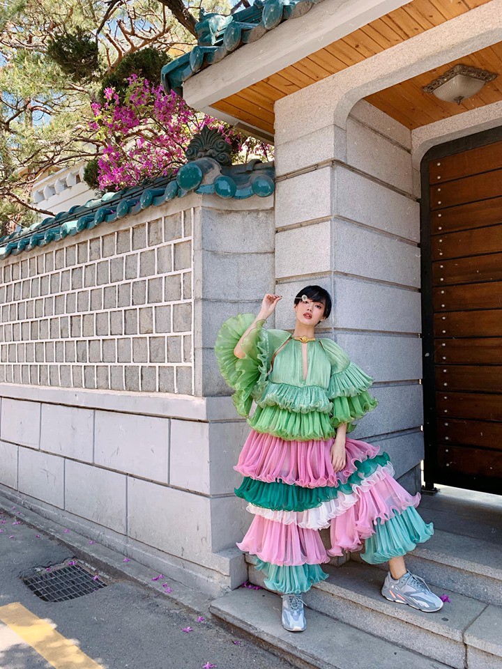 Hai cái nhất của street style tuần qua: Chi Pu khoe đường cong nữ thần, Khánh Linh lại giống bắp cải ngũ sắc