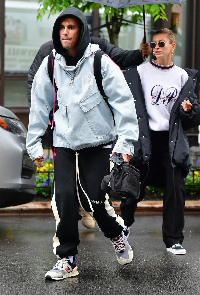 Hai cái nhất của street style tuần qua: Chi Pu khoe đường cong nữ thần, Khánh Linh lại giống bắp cải ngũ sắc