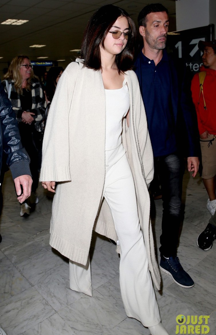 Hai cái nhất của street style tuần qua: Chi Pu khoe đường cong nữ thần, Khánh Linh lại giống bắp cải ngũ sắc