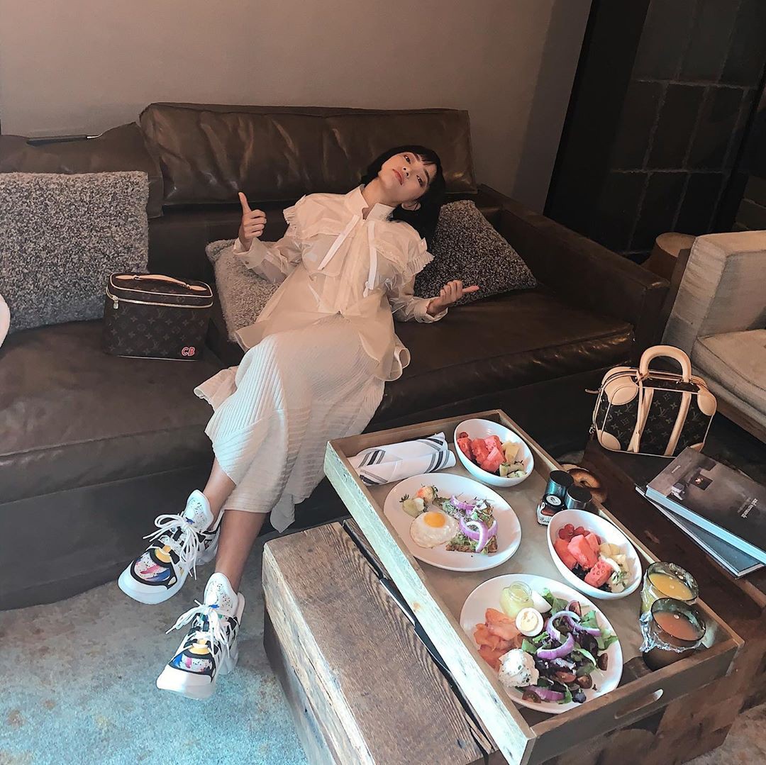 Hai cái nhất của street style tuần qua: Chi Pu khoe đường cong nữ thần, Khánh Linh lại giống bắp cải ngũ sắc