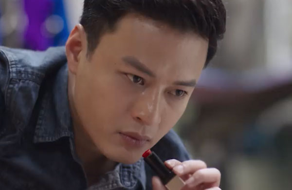 Vứt hết logic sang một bên, cảnh sát Khánh đứng đánh hơi ngay giữa... chợ để tìm bồ bị bắt cóc