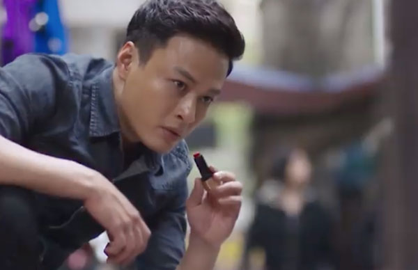 Vứt hết logic sang một bên, cảnh sát Khánh đứng đánh hơi ngay giữa... chợ để tìm bồ bị bắt cóc