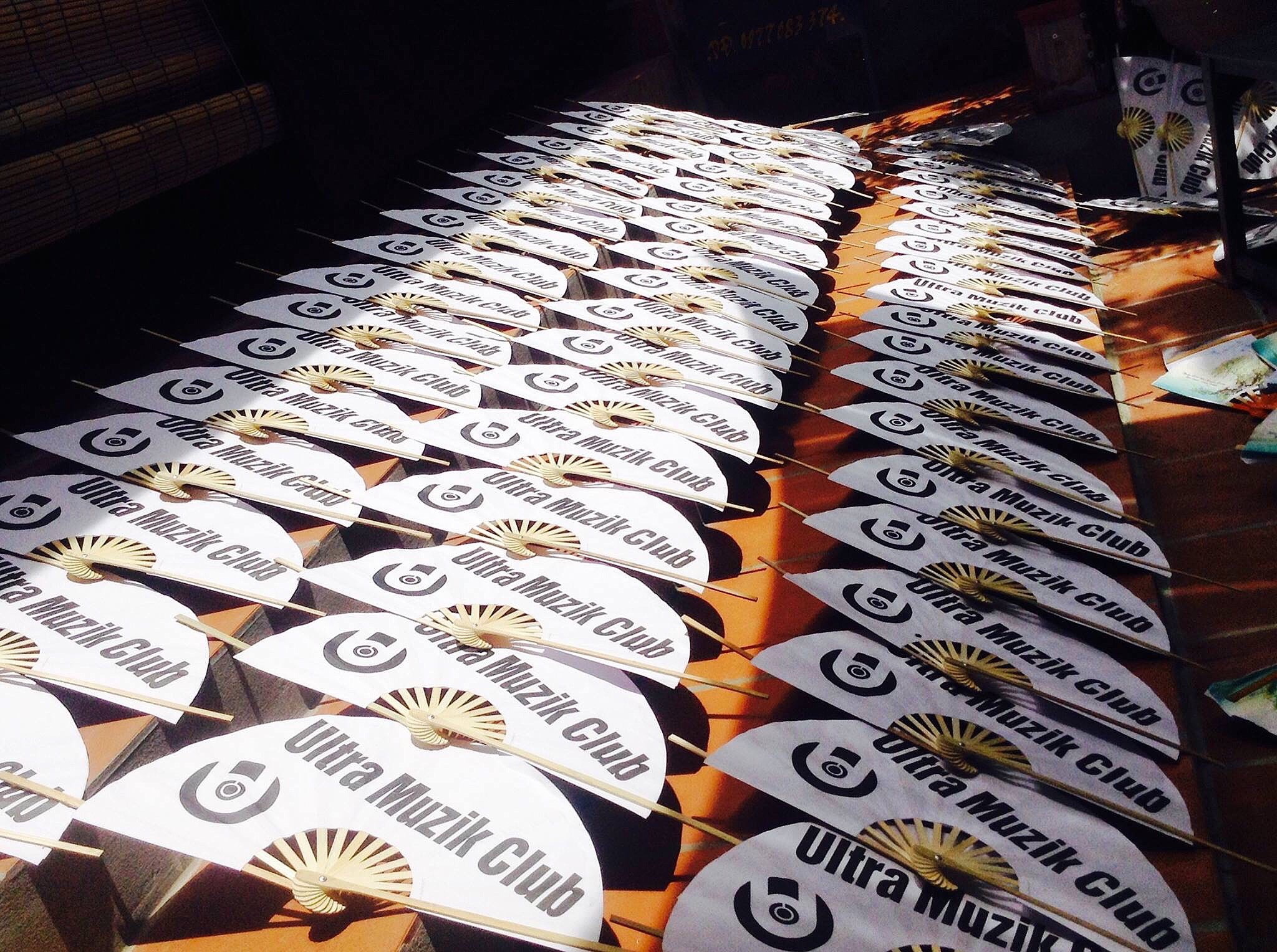 Nắng rát lửa: Bán 4.000 quạt giấy, thức sáng đêm hốt bạc