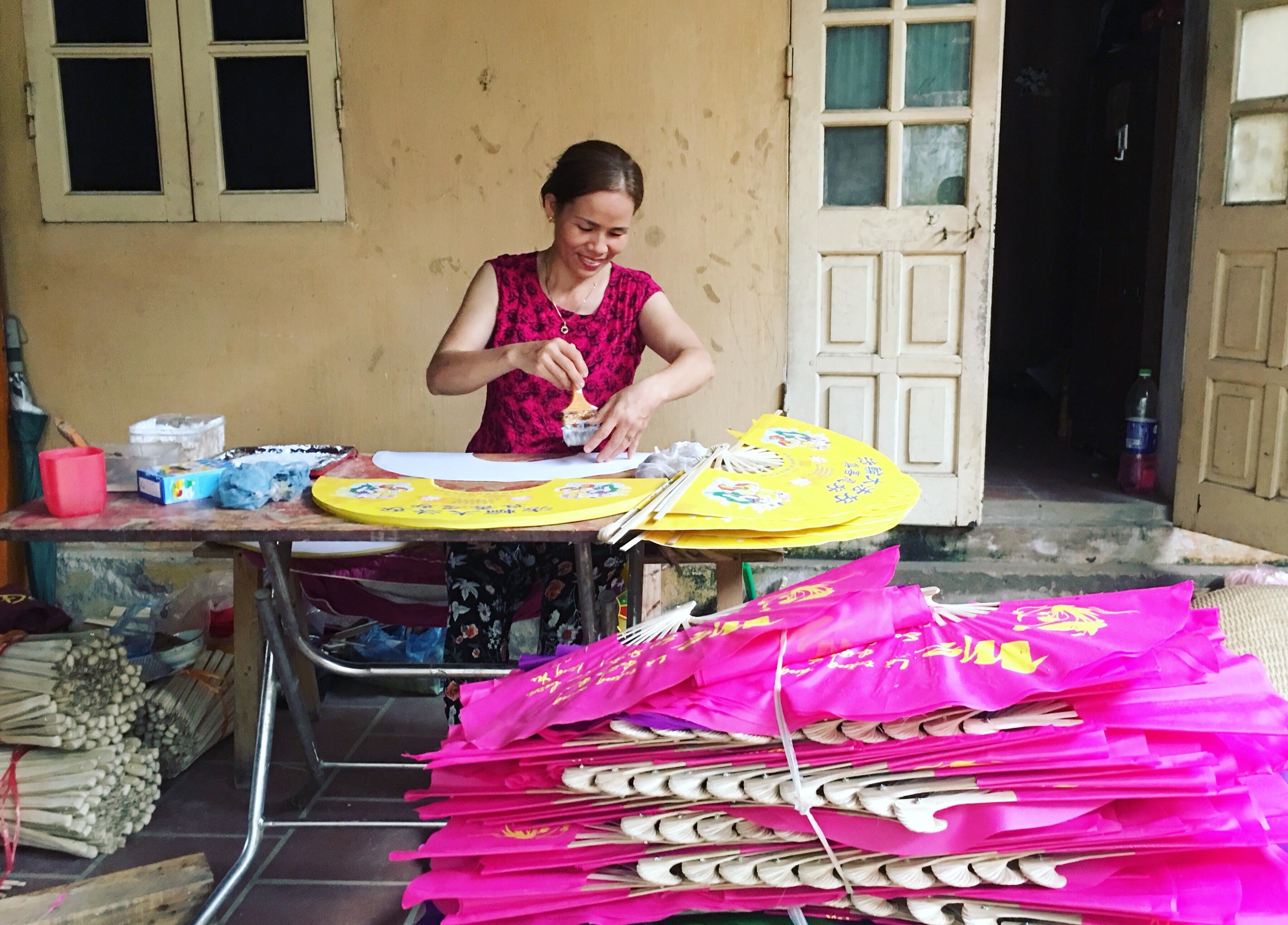 Nắng rát lửa: Bán 4.000 quạt giấy, thức sáng đêm hốt bạc