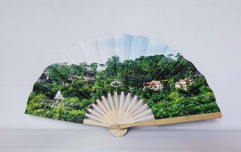 Nắng rát lửa: Bán 4.000 quạt giấy, thức sáng đêm hốt bạc