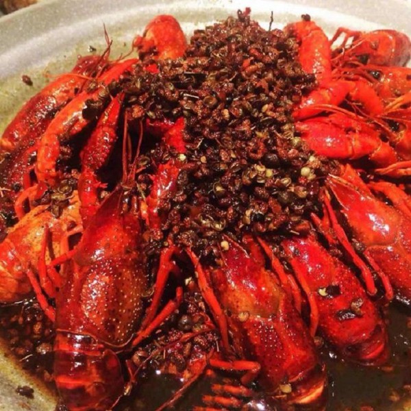 Ăn tôm hùm đất cũng giống như ăn ốc bươu vàng cần phải được kiểm định an toàn trước