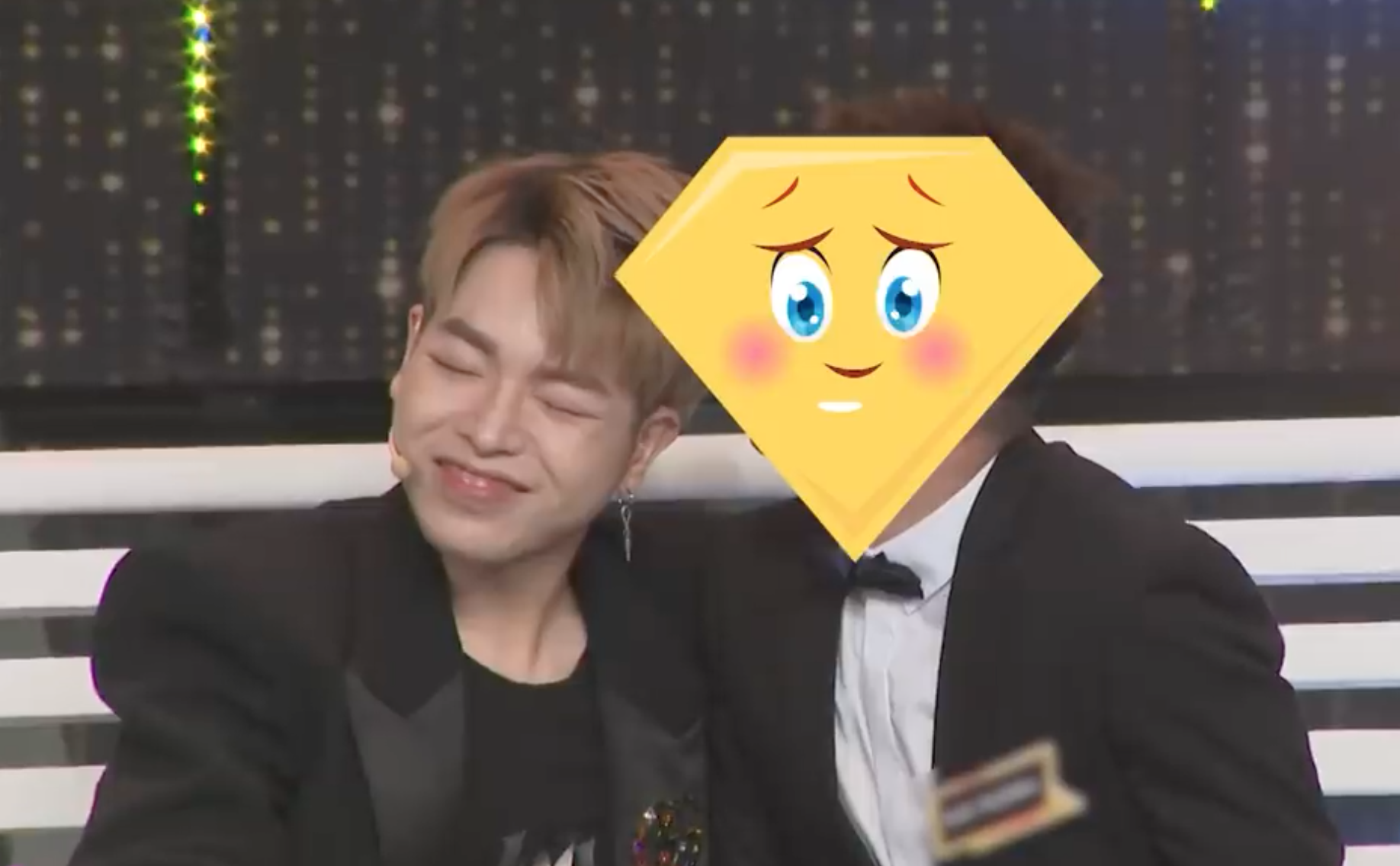 Người ấy là ai: Đức Phúc, Erik ngại ngùng khi được trai đẹp ôm hôn, bế bổng